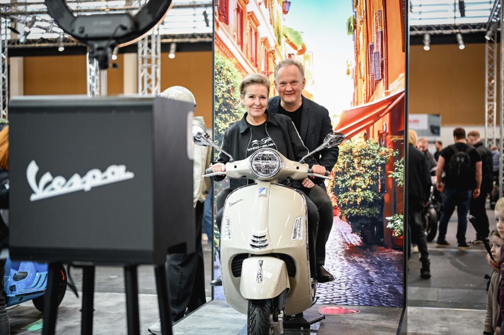 Arge 2Rad Generalsekretärin Mag. Karin Munk mit Messedirektor Mag. Robert Schneider zu Gast in der Fotobox am Stand der Faber GmbH.